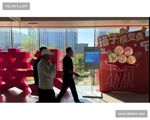 首富低调现身车展仅穿普通T恤 CEO亲自陪同考察五大品牌 首富低调现身车展仅穿普通T恤 CEO亲自陪同考察五大品牌